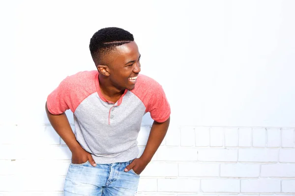 Tipo riendo contra la pared — Foto de Stock