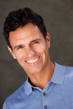 mavi gömlek gülümseyen yakışıklı adam