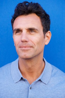 man uzak mavi arka planı arıyorum