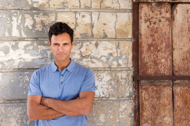 ciddi ifade ile yakışıklı adam 