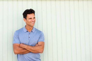 kollarını çapraz gülen adam