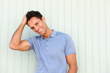 saç el ile gülen adam