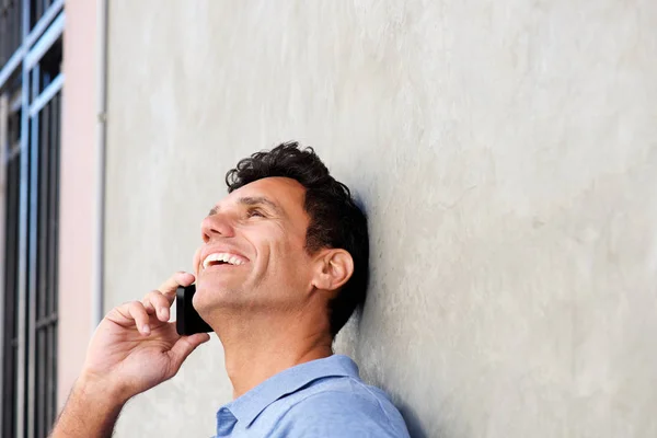 Homme rire et parler sur téléphone mobile — Photo