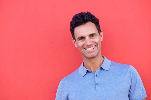 Man smiling against red background — Stock Photo, Image