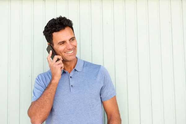 Man talar på mobiltelefon — Stockfoto