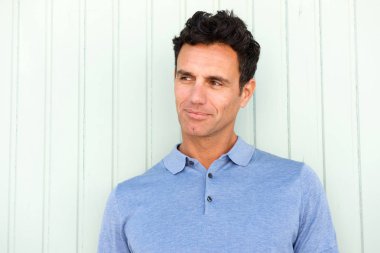 tarafına bakarak adam