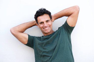 Ellerini başının arkasında ile gülümseyen adam