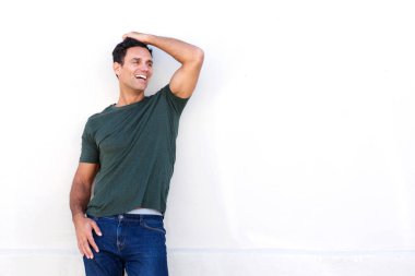 Adam beyaz duvara yaslanmış