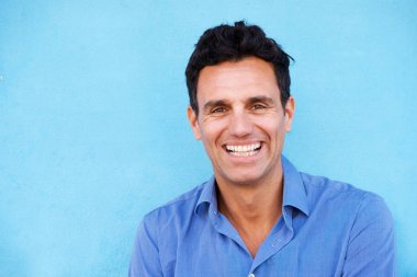 mavi arka planı gülen adam