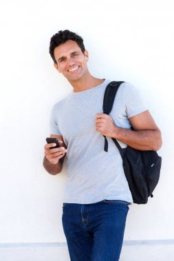 yakışıklı adam çanta ve cep telefonu