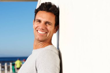 adam duvara yaslanmış