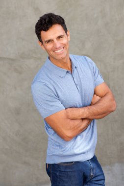 kollarını çapraz gülen adam