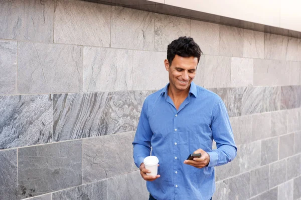 Geschäftsmann mit Handy unterwegs — Stockfoto