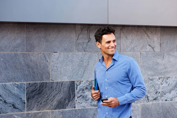 Lächelnder Geschäftsmann mit Handy — Stockfoto