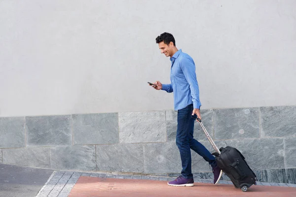 Man går med mobiltelefon och väska — Stockfoto
