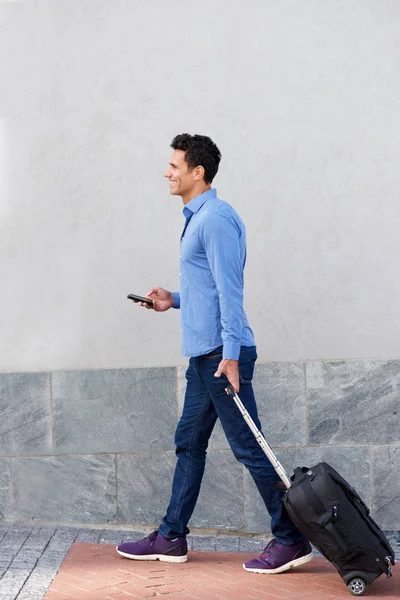 Man met mobiele telefoon en zak lopen reizen — Stockfoto