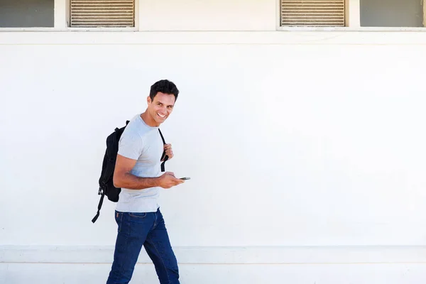 휴대폰 가방 함께 산책 하는 남자 — 스톡 사진
