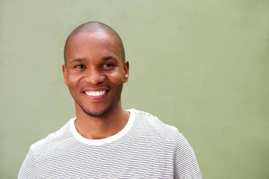 adam yeşil bir arka plana dayanır 