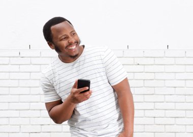 cep telefonu ile gülümseyen adam