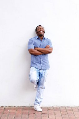 duvara yaslanan adam