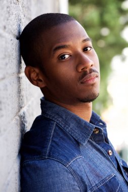 adam duvara yaslanmış