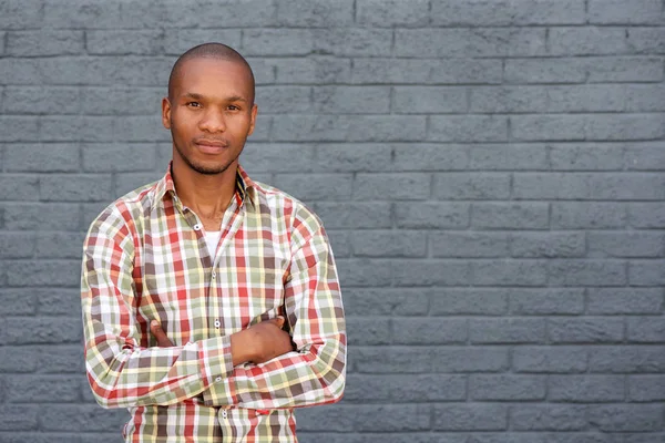 Hombre de pie junto a la pared — Foto de Stock