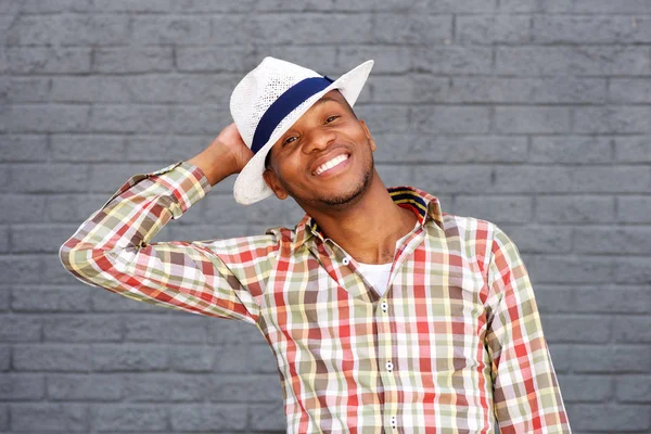 Chlap s kloboukem s úsměvem — Stock fotografie