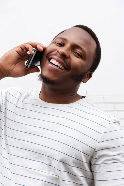 Hombre riendo con el teléfono celular —  Fotos de Stock