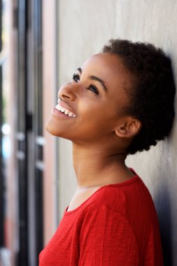 Gülümseyen genç kadın 