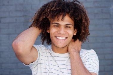 Yakışıklı genç adam. 