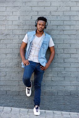 adam duvara yaslanmış