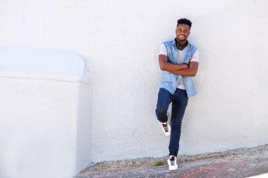  duvara yaslanan adam 