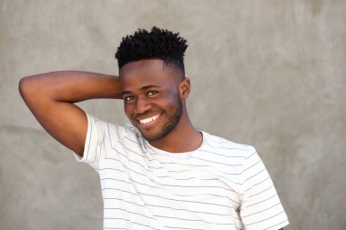 adam eliyle başının arkasında