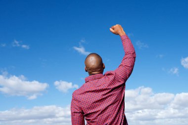 yükseltilmiş kollu adam 