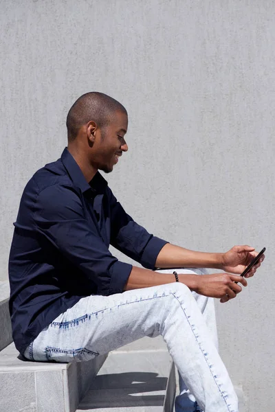 Man sitting on steps — Stock Photo, Image