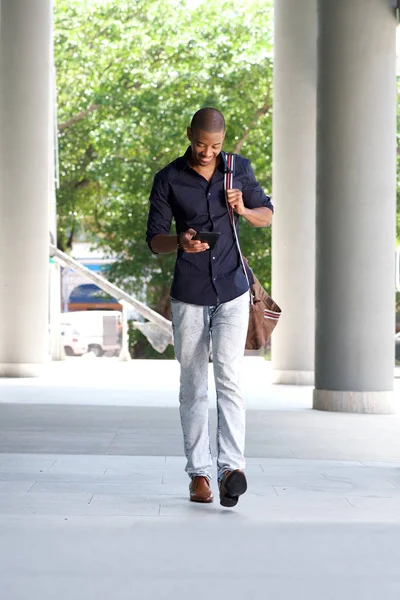 Hombre caminando con bolsa — Foto de Stock