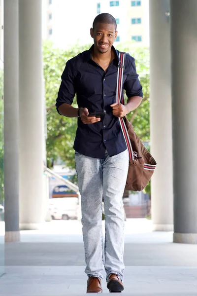 Hombre caminando en la ciudad — Foto de Stock