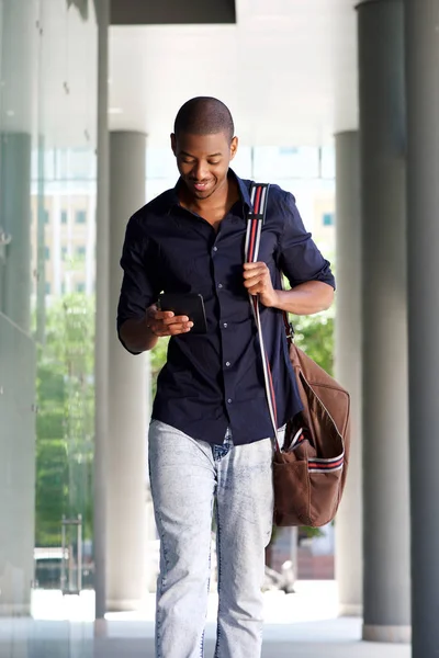 Hombre caminando con teléfono celular — Foto de Stock