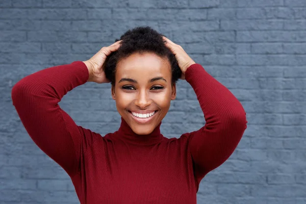 Frau mit den Händen im Haar — Stockfoto