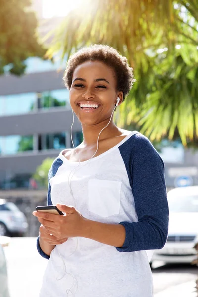 Mujer joven escuchando música — Foto de Stock