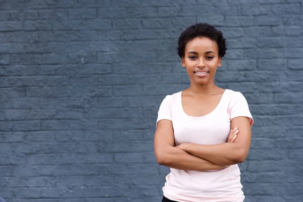 Mujer joven africana sonriente — Foto de Stock