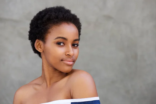 Attraktive junge schwarze Frau — Stockfoto