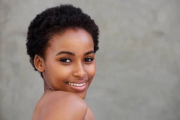 Молода африканська жінка посміхається — стокове фото