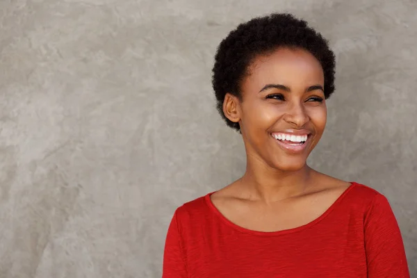 Joven mujer negra riendo — Foto de Stock