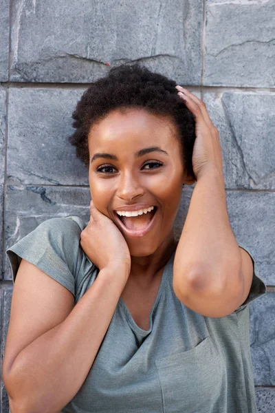 Femme avec les mains face à face — Photo