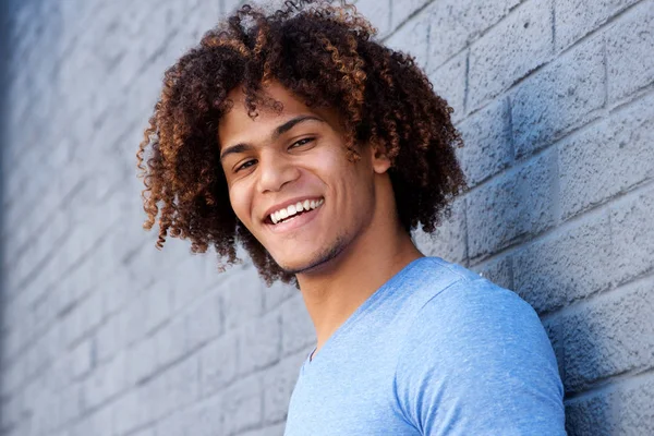 Homem com cabelo encaracolado — Fotografia de Stock