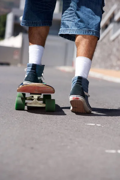 Hombre skateboarding en la calle — Foto de Stock