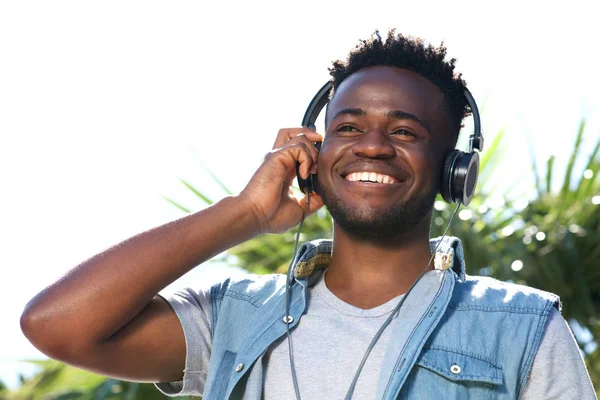 Homem ouvindo música com fones de ouvido — Fotografia de Stock