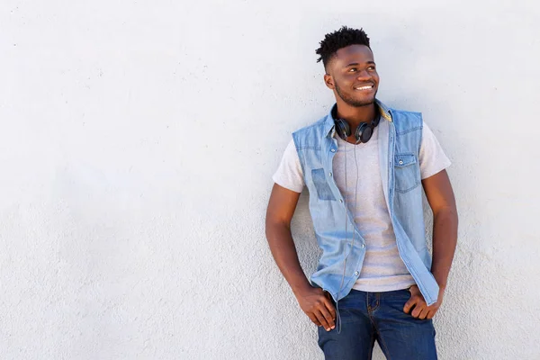 Black man standing by wall — Stock Photo, Image