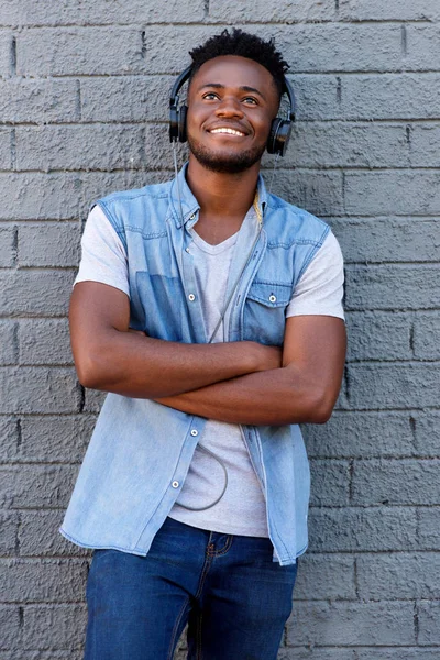 Hombre africano escuchando música — Foto de Stock